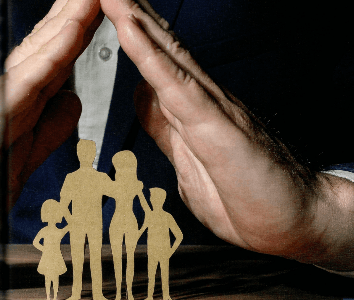 Manos protegiendo la familia
