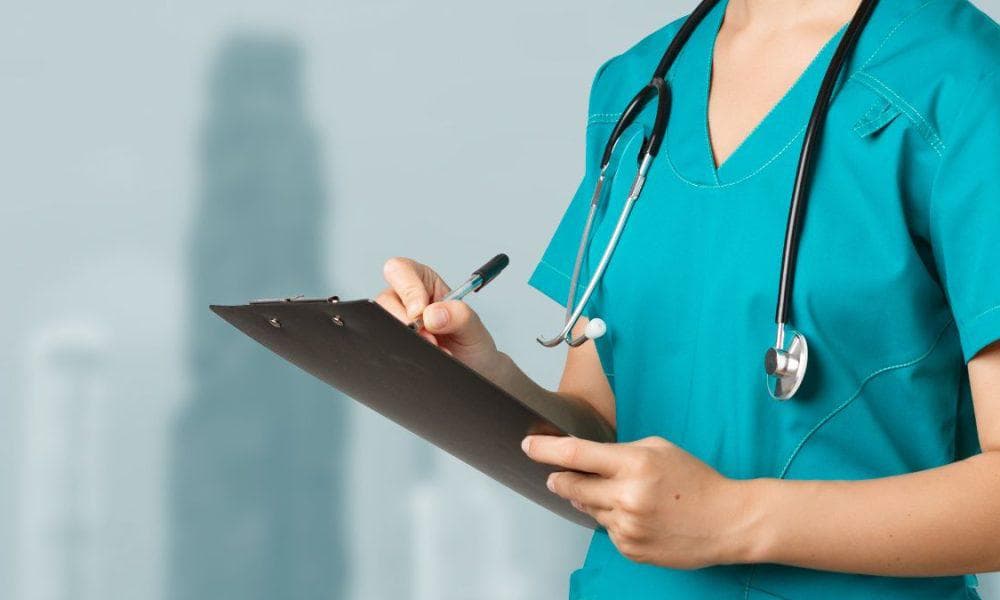 medico tomando notas en su carpeta